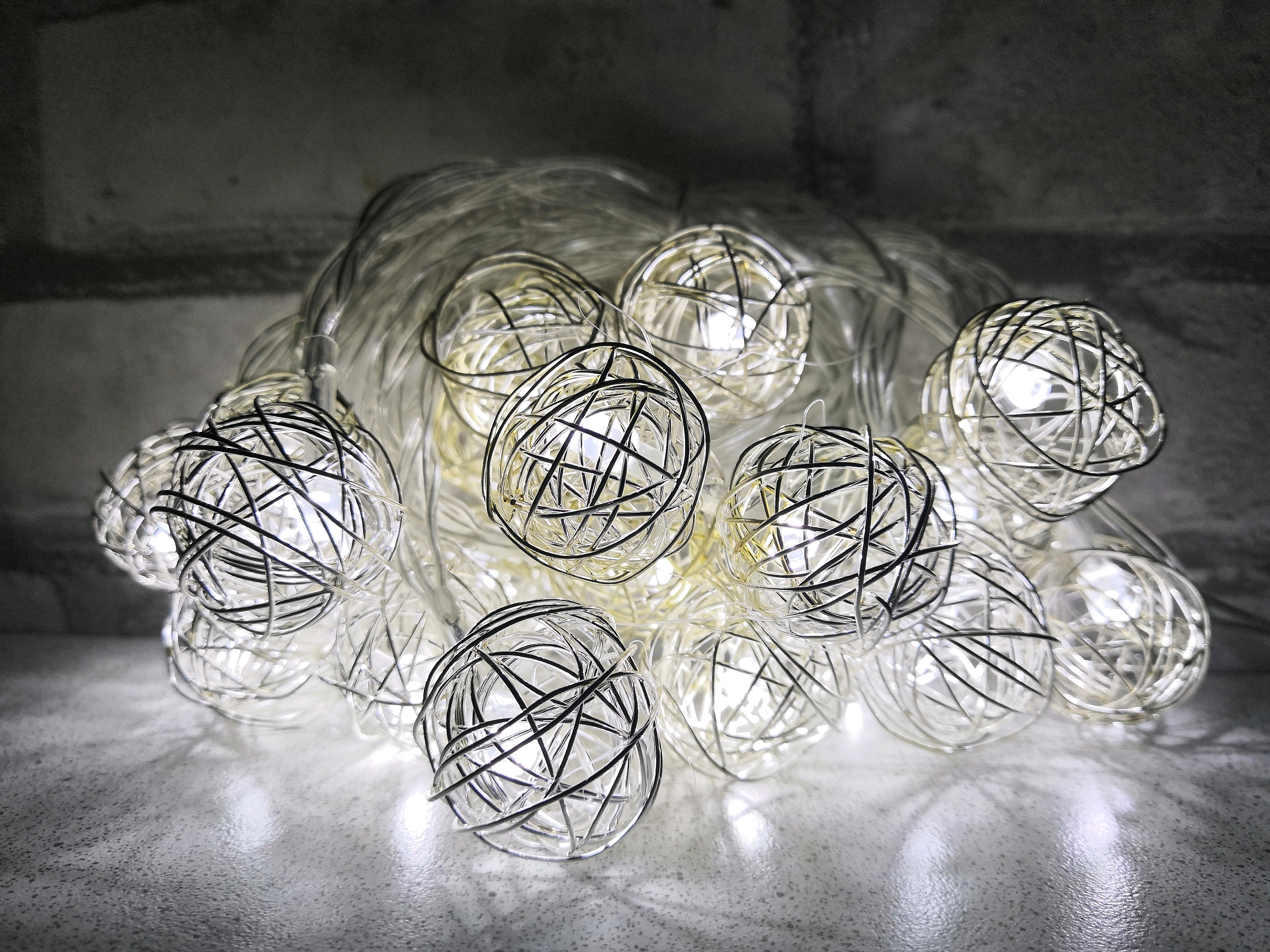 LED svetelná reťaz na batérie, 20x LED, kovové guličky, chladná biela